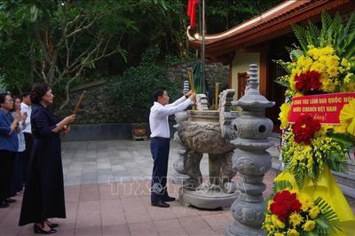 Các đồng chí lãnh đạo Quốc hội dâng hương tại Hang tám Thanh niên xung phong