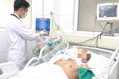 Cụ ông 94 tuổi nguy kịch sau khi bị gà mổ vào chân