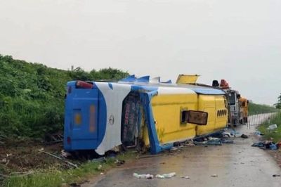 Xe khách lao khỏi cao tốc Pháp Vân - Cầu Giẽ, 4 người tử vong