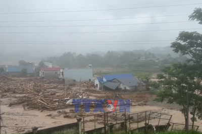 Cứu thành công hai người dân mắc kẹt trên dòng lũ dữ