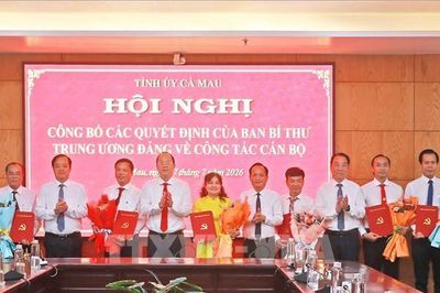 Cà Mau công bố các quyết định về công tác cán bộ