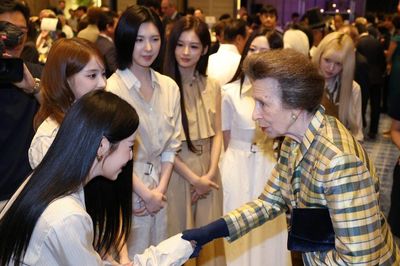 NMIXX gặp Công chúa Anne