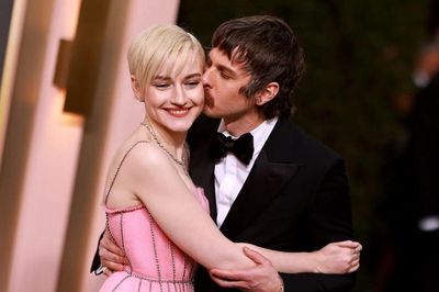 Julia Garner và chồng ca sĩ Mark Foster ly thân sau hơn 6 năm chung sống