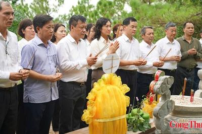 Đoàn công tác Bộ Công Thương dâng hương tưởng niệm các Anh hùng liệt sĩ tại Quảng Trị