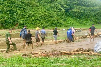 Lai Châu: Giải cứu thành công 2 người mắc kẹt giữa dòng lũ