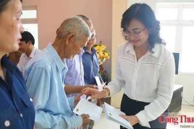 Bộ Công Thương tặng quà gia đình khó khăn, gia đình chính sách tại Quảng Trị
