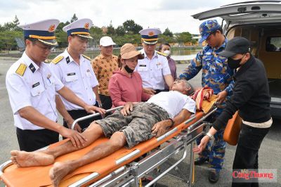 Lữ đoàn 125 Vùng 2 Hải quân kịp thời cấp cứu đưa ngư dân bị bệnh trên biển về đất liền