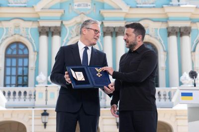 Chuyến thăm và món quà chia tay của thủ tướng Anh Starmer dành cho Ukraine