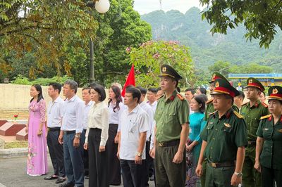 Phó Chủ tịch Thường trực Ủy ban MTTQ tỉnh Đỗ Thị Toán viếng nghĩa trang liệt sĩ và thăm các gia đình chính sách