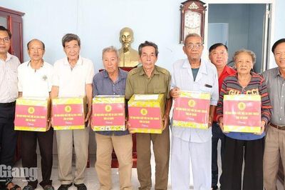 Tặng quà 31 nạn nhân chất độc da cam/dioxin tại xã Kiên Lương