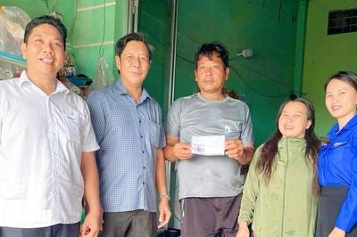 Tiên Hải trao 21 phần quà cho người dân có hoàn cảnh khó khăn