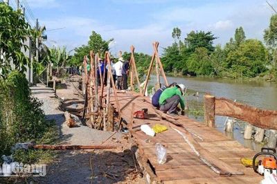 Xã Phú Hòa hoàn thành cầu tạm qua điểm sạt lở