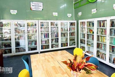 Trao tặng Thư viện xanh và nhà vệ sinh cho học sinh xã Ô Lâm