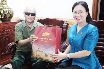 Đại biểu Quốc hội Đỗ Thị Việt Hà thăm, tặng quà người có công trên địa bàn tỉnh Bắc Ninh
