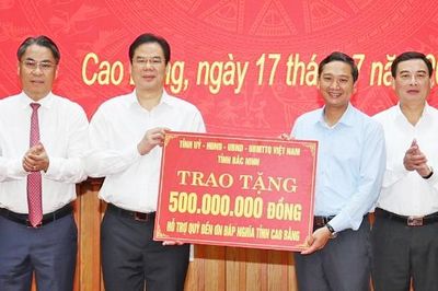Đoàn công tác tỉnh Bắc Ninh trao tặng 500 triệu đồng ủng hộ Quỹ 'Đền ơn đáp nghĩa' tỉnh Cao Bằng