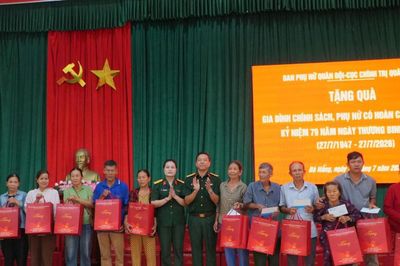 Trao 148 suất quà cho gia đình chính sách, phụ nữ khó khăn tại phường Quảng Phú