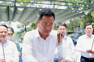 Lãnh đạo thành phố Đà Nẵng dâng hương tri ân các anh hùng liệt sĩ tại Nghĩa trang liệt sĩ quốc gia Đường 9 và Nghĩa trang liệt sĩ quốc gia Trường Sơn