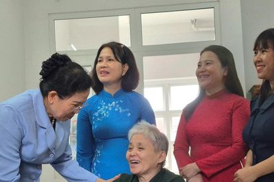 Chủ tịch Hội Liên hiệp Phụ nữ Việt Nam thăm, tặng quà người có công cách mạng tại Đà Nẵng