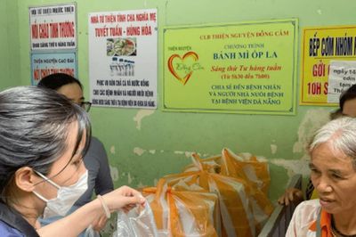 Câu lạc bộ Từ thiện Hương Lam trao 700 suất ăn và mang ánh sáng cho bệnh nhân nghèo