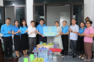 Trao hỗ trợ 50 triệu đồng xây dựng nhà 'Mái ấm Công đoàn' cho đoàn viên có hoàn cảnh khó khăn