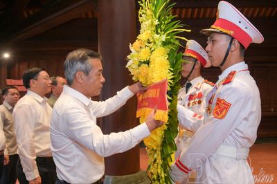Đoàn đại biểu tỉnh Thanh Hóa dâng hương tưởng niệm Chủ tịch Hồ Chí Minh và các anh hùng liệt sĩ