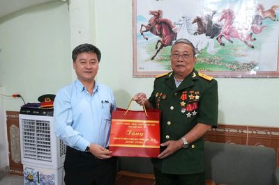Chủ nhiệm Ủy ban Kiểm tra Tỉnh ủy Nguyễn Sỹ Quân thăm gia đình chính sách xã Búng Lao
