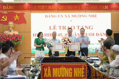Mường Nhé trao tặng Huy hiệu Đảng cho các đảng viên lão thành