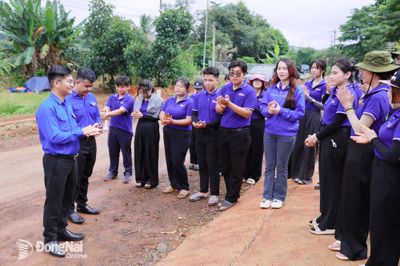 Thăm và động viên đội hình tình nguyện Mùa hè xanh tại xã Đăk Ơ