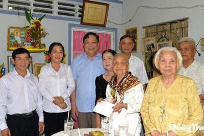 Chủ tịch UBND tỉnh Phạm Thành Ngại thăm, tặng quà gia đình chính sách tại xã Cái Bè