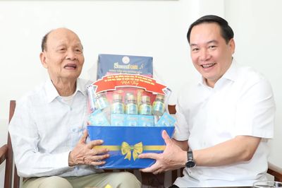 Phó Bí thư Thường trực Tỉnh ủy Hồ Xuân Trường thăm, tặng quà tri ân người có công với cách mạng