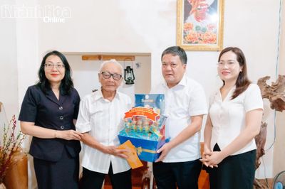 Bí thư Tỉnh ủy Trần Phong thăm, tặng quà các gia đình người có công với cách mạng trên địa bàn phường Bắc Nha Trang