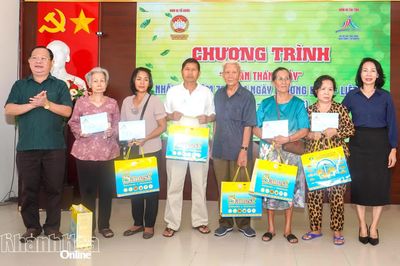 Phường Nha Trang trao quà tri ân 25 gia đình có công với cách mạng