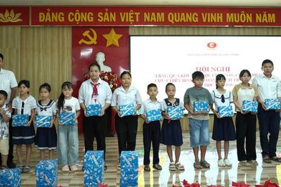 Hội Cựu chiến binh xã Vạn Thắng trao học bổng cho 59 học sinh