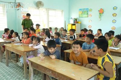 Những người thầy mang sắc phục công an