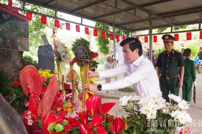 Đoàn công tác của Quân khu 1 dâng hương tri ân các Anh hùng liệt sĩ tại Lạng Sơn