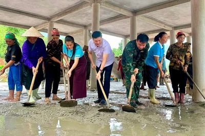 Hội Phụ nữ xã Phúc Khánh tổ chức chương trình dân vận hỗ trợ gia đình liệt sĩ tại thôn Làng Nủ
