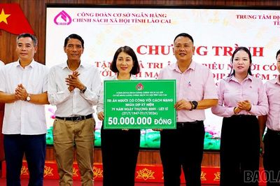 Trao tặng 100 suất quà tri ân người có công với cách mạng