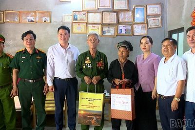 Phó Chủ tịch Thường trực Ủy ban MTTQ Việt Nam tỉnh Hà Đức Minh thăm, tặng quà các gia đình chính sách tại xã Tân Hợp
