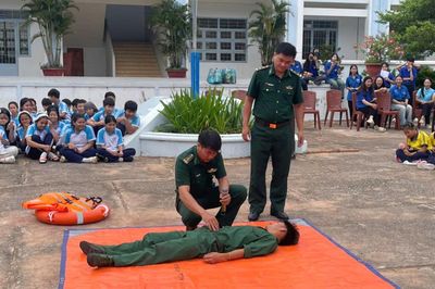 Bộ đội biên phòng dạy trẻ em cách phòng ngừa đuối nước