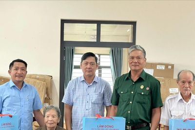 Phó Chủ tịch HĐND tỉnh Lâm Đồng Tiêu Hồng Phúc thăm, tặng quà người có công