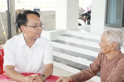 Phó Bí thư Thường trực Tỉnh ủy Lâm Đồng Đặng Hồng Sỹ thăm, tặng quà Mẹ Việt Nam Anh hùng, gia đình chính sách