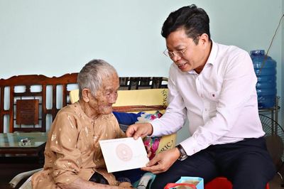 Chủ tịch HĐND tỉnh Lâm Đồng Lưu Văn Trung thăm, tặng quà người có công