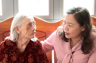 Phó Chủ tịch HĐND tỉnh Lâm Đồng Nguyễn Thị Thuận Bích thăm, tặng quà các gia đình chính sách