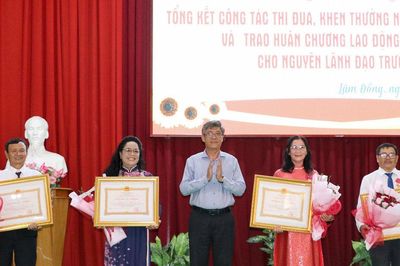 Trao Huân chương Lao động hạng Ba cho 4 nguyên lãnh đạo Trường Cao đẳng Bình Thuận