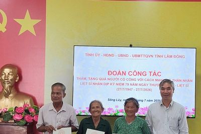 Chủ nhiệm Ủy ban Kiểm tra Tỉnh ủy Lâm Đồng Nguyễn Văn Quang thăm, tặng quà gia đình chính sách