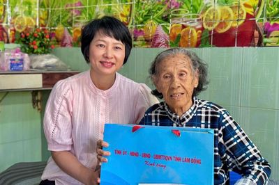 Phó Bí thư Tỉnh ủy Lâm Đồng Phạm Thị Phúc thăm, tặng quà gia đình chính sách, người có công với cách mạng