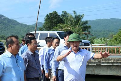 Phó Chủ tịch Thường trực UBND tỉnh Lê Trọng Yên kiểm tra hồ Lòng Sông, làm việc với doanh nghiệp thủy sản