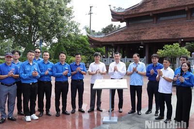 Khánh thành công trình thanh niên số hóa di tích lịch sử, văn hóa và trao tặng quà cho các đối tượng chính sách