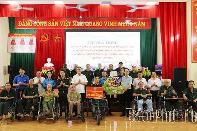 Thăm và tặng quà người có công nhân dịp kỷ niệm Ngày Thương binh - Liệt sĩ