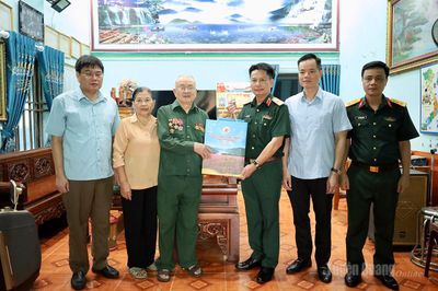 Chỉ huy trưởng Bộ Chỉ huy Quân sự tỉnh Nguyễn Đình Cương thăm, tặng quà người có công tại xã Thái Hòa và Yên Sơn